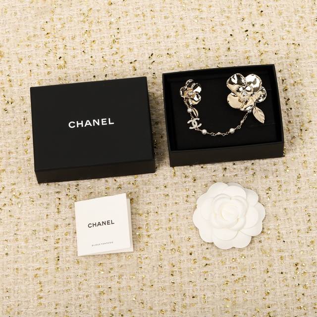 我们出品 Zp14430量大咨询客Fu 本季必入爆款24B新款胸针 香奈儿Ch Nel山茶花胸针 火到炸裂，美到窒息，不买真心对不起自己全部采用进口施华洛钻，无