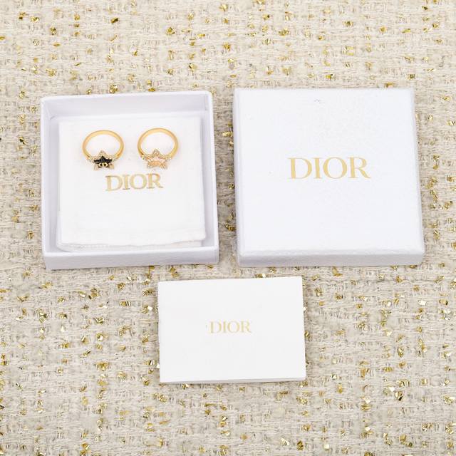 我们出品 Zp4810！量大咨询客Fu 迪奥Dor五角星Cd戒指 26年早春Cruise最新款！精致又貌美，怎么搭配怎么好看五角星树脂+施华洛钻，认准我们出品一