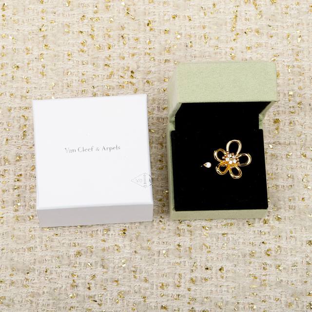纯银p 黄铜p190 我们出品 梵克雅宝Vca大花戒指，可订做18K真金真钻版，只做对版真金货，价询客Fu 自从1906年创立以来 花卉始终是 世家 最经典的灵