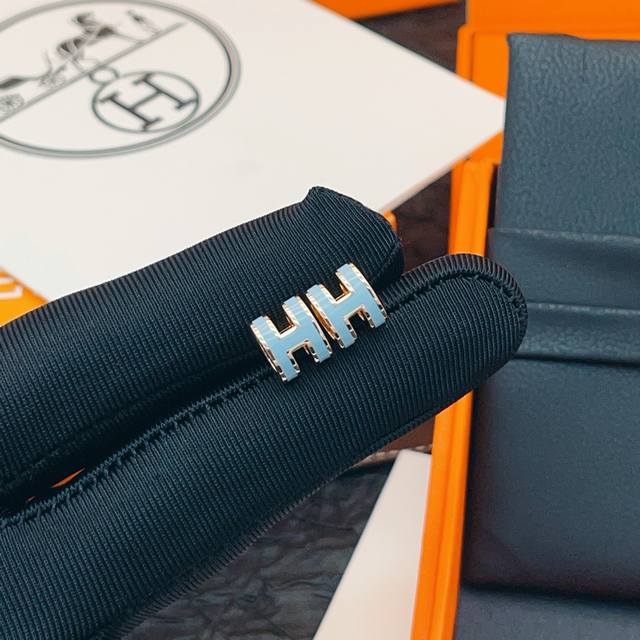 爱马仕He Mes最新款蓝色H形迷你玫瑰金耳钉 一致Zp黄铜材质，非常的上镜设计很特别值得入手高级手工坊系列