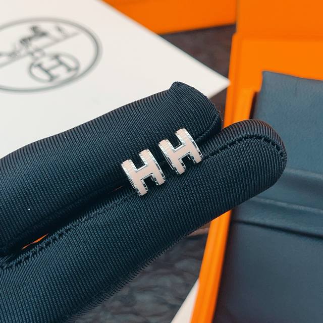 爱马仕He Mes最新款粉红色H形迷你银耳钉 一致Zp黄铜材质，非常的上镜设计很特别值得入手高级手工坊系列