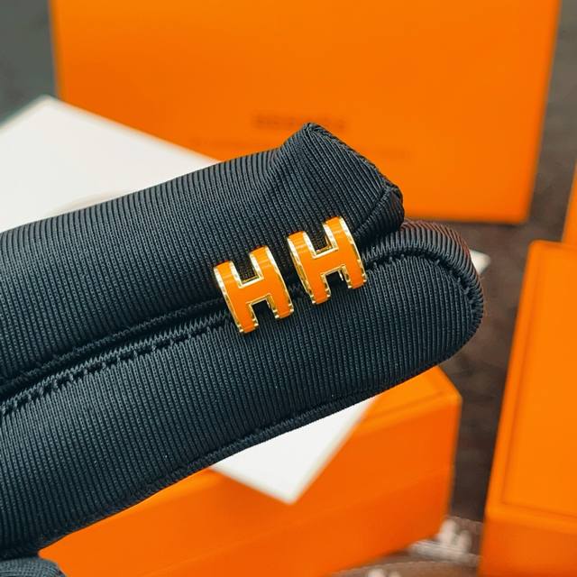 爱马仕He Mes最新款橙色H形迷你金耳钉 一致Zp黄铜材质，非常的上镜设计很特别值得入手高级手工坊系列