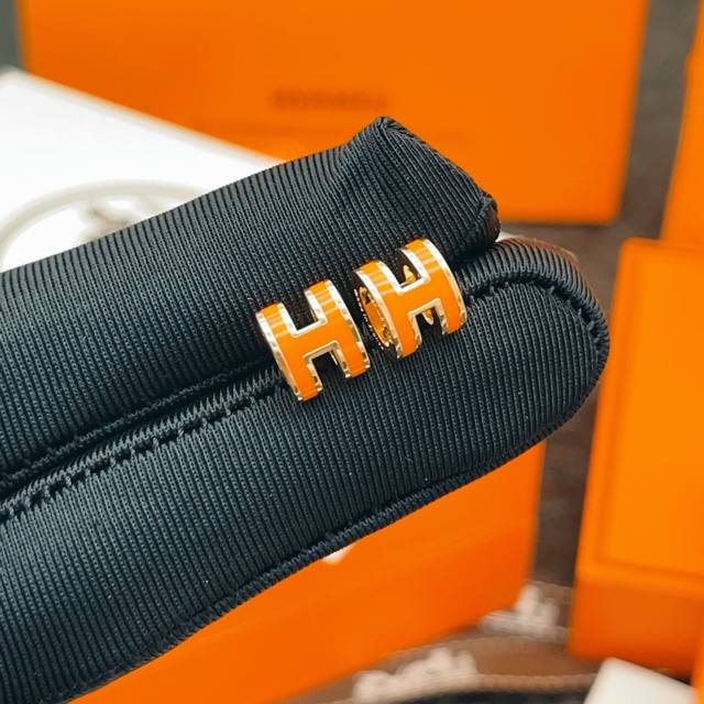 爱马仕He Mes最新款橙色H形迷你玫瑰金耳钉 一致Zp黄铜材质，非常的上镜设计很特别值得入手高级手工坊系列