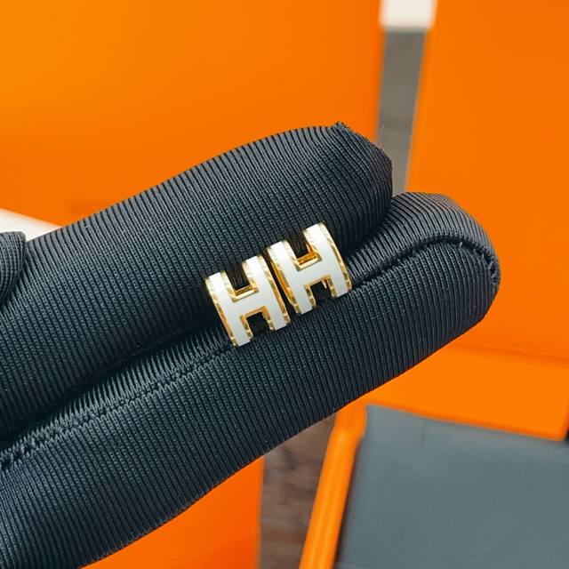 爱马仕He Mes最新款白色H形迷你玫瑰金耳钉 一致Zp黄铜材质，非常的上镜设计很特别值得入手高级手工坊系列