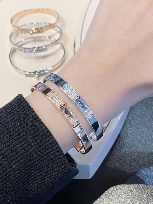 爱马仕He Mes最新款银色镶钻四珠手镯 一致Zp黄铜材质，非常的上镜设计很特别值得入手高级手工坊系列