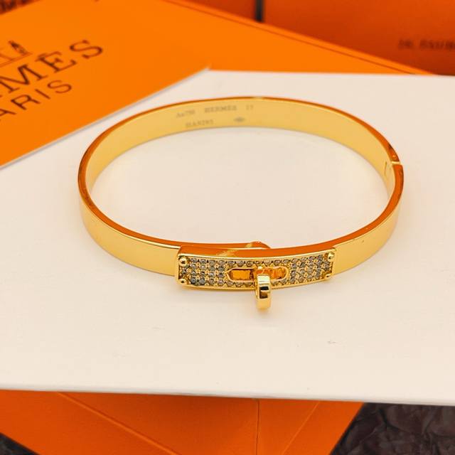 爱马仕He Mes最新款金色镶钻四珠手镯 一致Zp黄铜材质，非常的上镜设计很特别值得入手高级手工坊系列