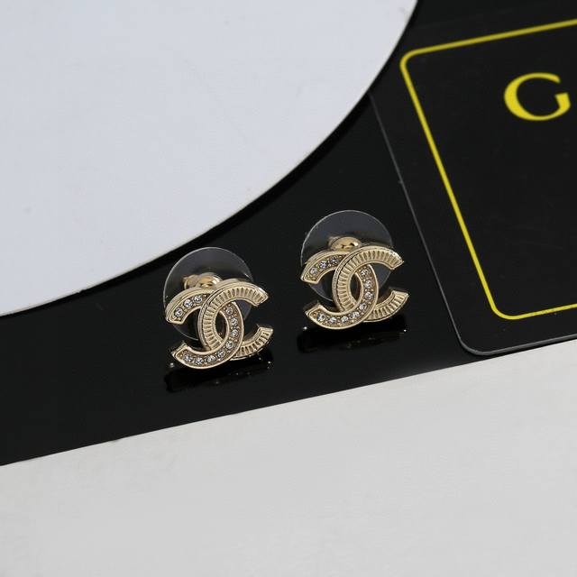 Chanel 香奈儿金色小巧 耳钉 这款随意搭配都是非常好看百搭时尚单品 日常款 很修饰脸型 很上档次的 很优雅气质 耳环