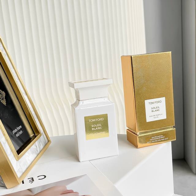 专柜品质 汤姆福特Tf阳光琥珀 前调：苦橙皮 柠檬 佛手柑 中调：橙花 茉莉 晚香玉 后调：椰子 琥珀 香草 黑香豆 今天刚拿到意外出奇的好闻 这款香水闻起来的