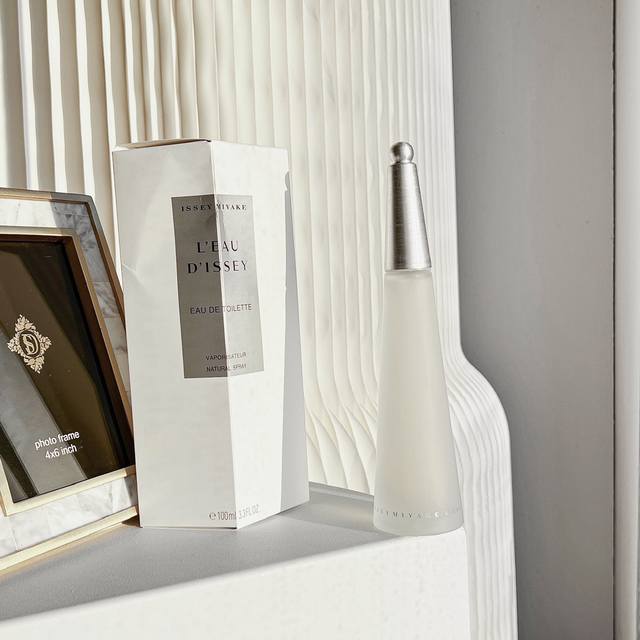 专柜品质 生不可错过的香水 一生之水 日本服装设计大师三宅一生想要创造一瓶 As Clear As Spring Water 一生之水，维持简单的风格，于是他整