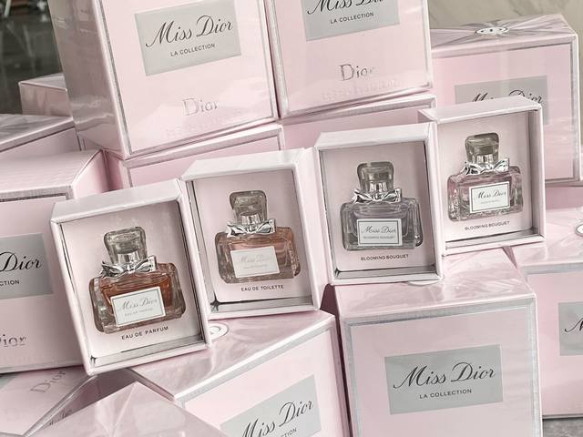 专柜品质 Dior迪奥小姐花漾香水系列小样4件套，Q版小样5Ml，不带喷头！原单质量，不知道买啥味道的正装可以试试这个哦。小样真的墙裂推荐大家买！一套4只，每一
