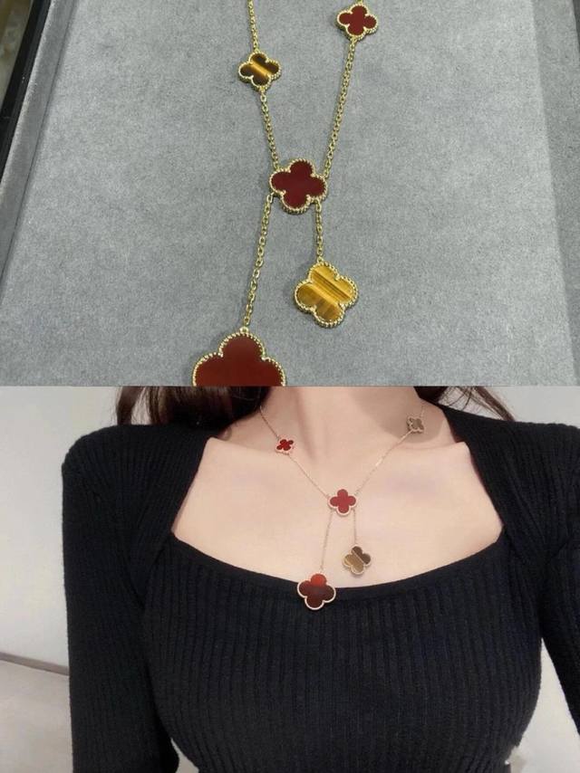 V金材质梵克雅宝Magic Alhsmbra四叶草项链，这款Magic Alhambra 六花不规则项链简直有点高调，由于太不日常，搭配时注意服饰大色调，几乎可