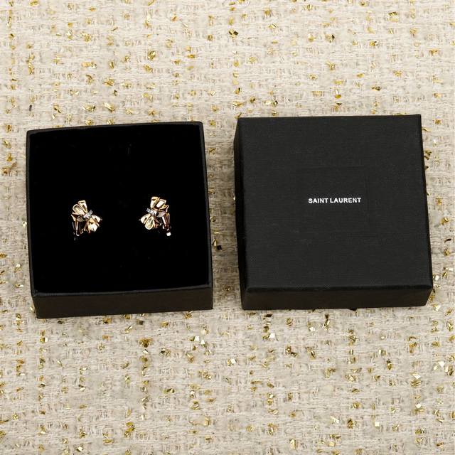 我们出品 太赞了，没有耳洞的宝宝也可以佩戴！量大咨询客Fu 圣罗兰Ys1蝴蝶结耳夹 有无耳洞宝宝的福利！立体的小金蝴蝶结，中间绑带银色分件分色电镀，非常重工！且