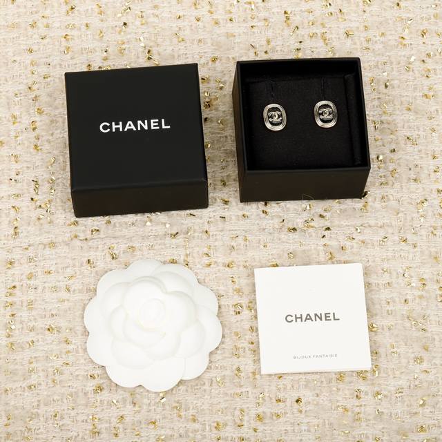 我们出品 Zp5850！量大咨询客Fu 香奈儿黑金流晶方圆耳钉 25最新绝美系列全网首发！现货老规矩先到先得！美疯了金色细闪搭配浅金双C金属，太戳中我心了太爱啦