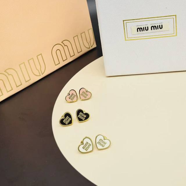 Miu Miu这款爱心珐琅耳钉， 金色边框超有质感心形中央是品牌标志， 日常佩戴很百搭 细节满分， 精致女孩必入 无论甜美还是简约风都能轻松驾驭，提升穿搭精致感