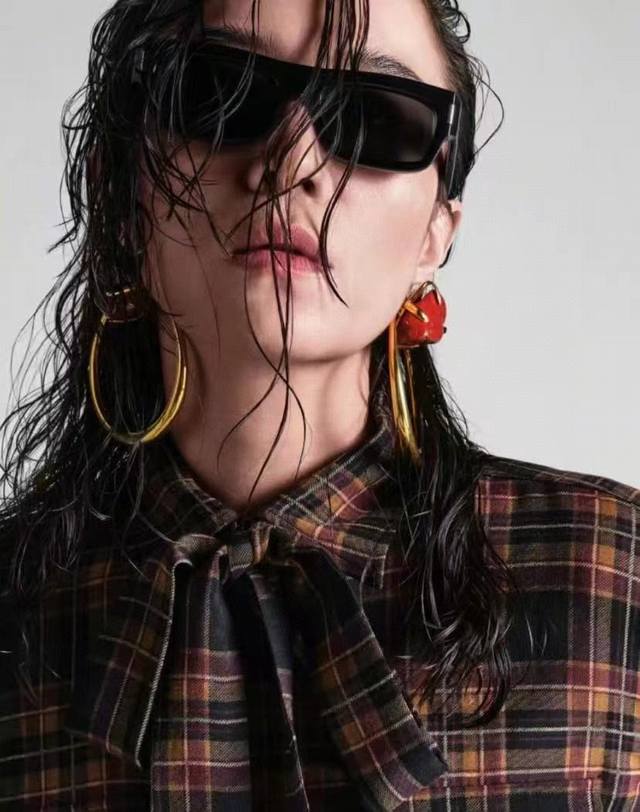 圣罗兰耳环 金属质感超强，原装黄铜材质，优雅、抽象、大胆，潮人必备款。