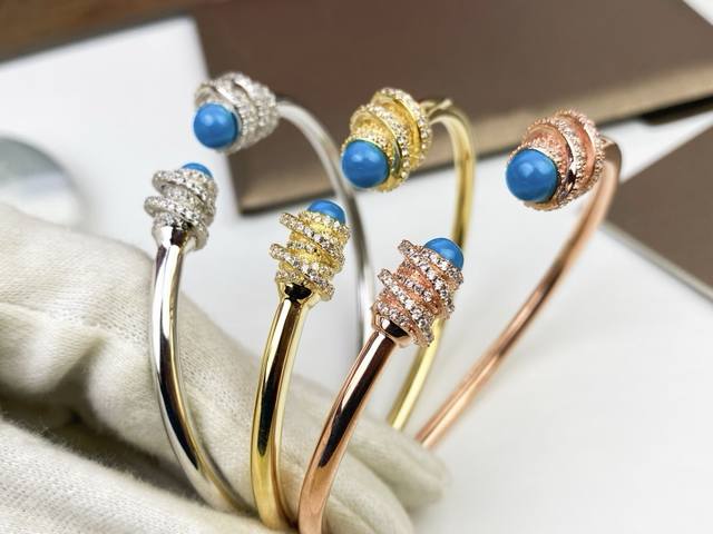 piaget伯爵弹性宝石手镯_弹性镯身设计 轻松佩戴饰以两颗凸圆形 绿松石 和旋绕镶钻的捧托工艺精细，采用亚金电镀18K金工艺 女神必备p