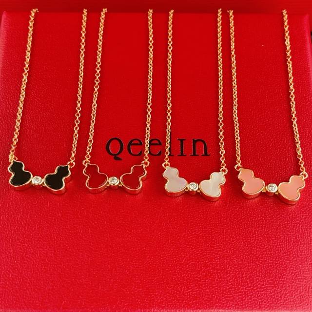Qx032 白色配玫瑰金色 Qx033 粉色配玫瑰金色 Qx034 黑色配玫瑰金色 Qx035 红色配玫瑰金色 麒麟Qeelin 最新款玫瑰金四色双葫芦项链 一