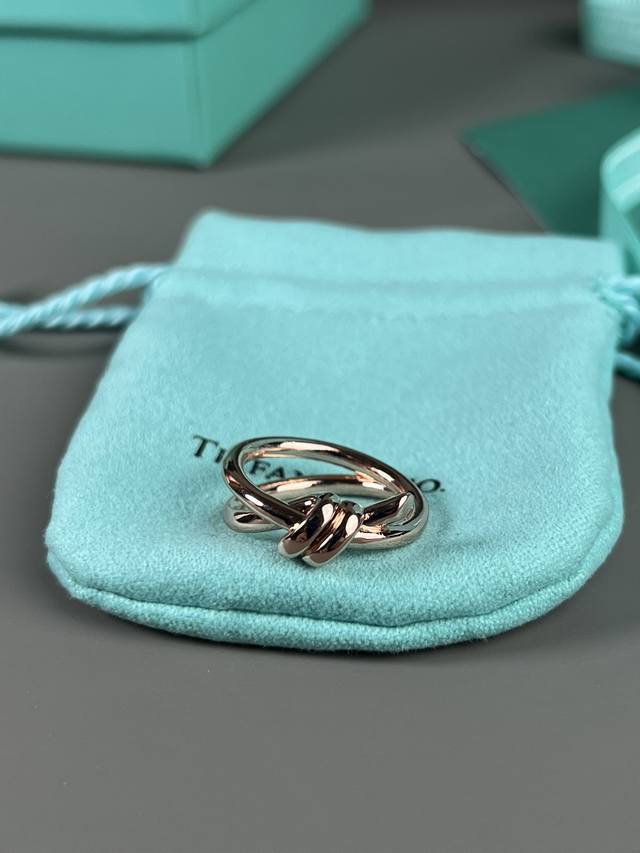 蒂芙尼Tiffany 戒指，来自纽约建筑工程元素，缠绕的金质绳索扭结，象征着人与人之间的情感纽带。坚韧简约，精致独特