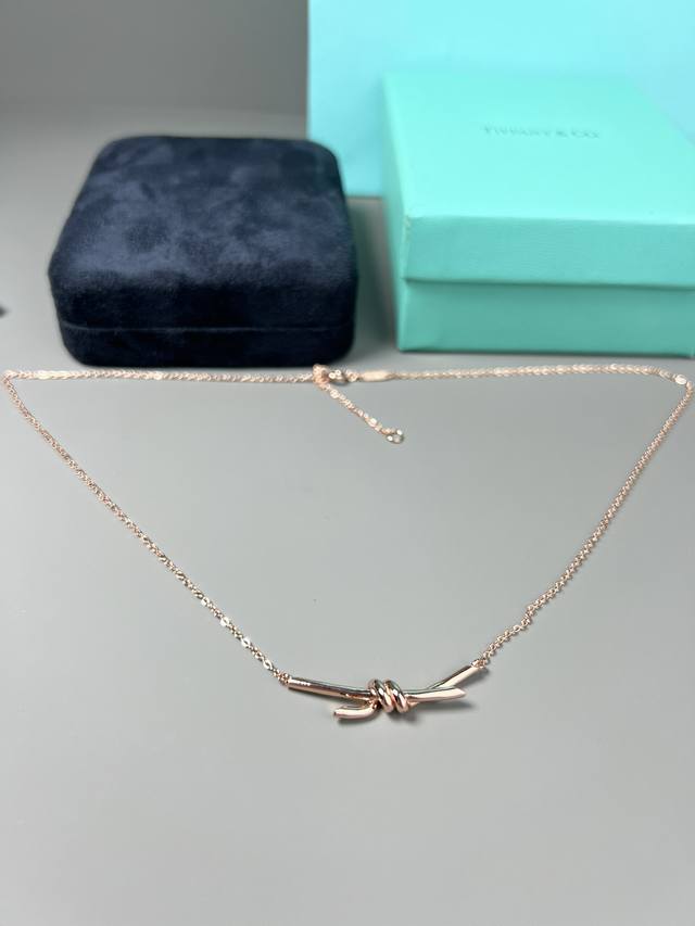 蒂芙尼Tiffany 新款打结项链。Knot 系列标志性设计中相互缠绕的末端，是情感联系的有力象征。这款项链采用 18K 玫瑰金匠心打造而成，经手工抛光打磨，散