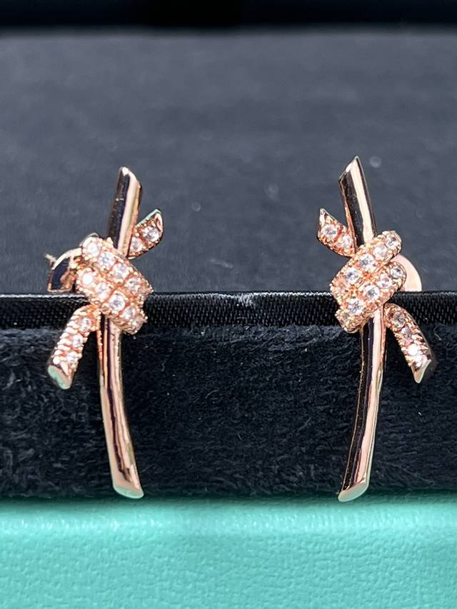 蒂芙尼Tiffany Knot 系列标志性设计中相互缠绕的未喘，是情感联系的有力象征。Tiffany 这款耳环采用 18K 玫瑰金铺镶钻石设计，经手工抛光打磨，