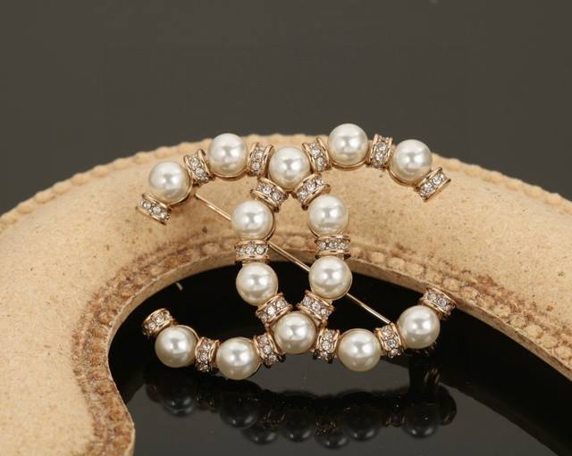 代购级别 Chanel 小香奈儿 新款上市 双C胸针 经典之作爆款来袭 原版一致材质 闪闪惹人爱 Blingbling高碳钻镶嵌 美翻了 必须自留一个 胸针