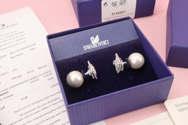 施华洛世奇 珍珠天鹅耳环 这款以超细的白色仿水晶珍珠及透明密镶Swarovski仿水晶打造优雅俐落的线条，璀璨迷人之余，雅致大方的造型也别具气派。