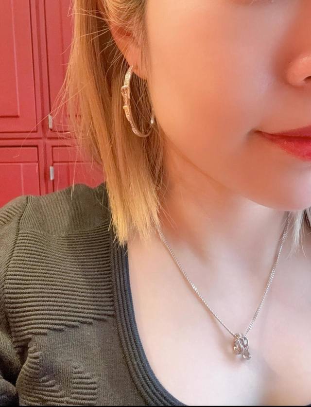 我们出品 爱马仕Etriviere大号耳环，可订做18K真金真钻版，只做对版真金货，价询客Fu 明星、网红、名媛都难以抗拒！ 酷劲十足的经典标志 古今中外时尚浪