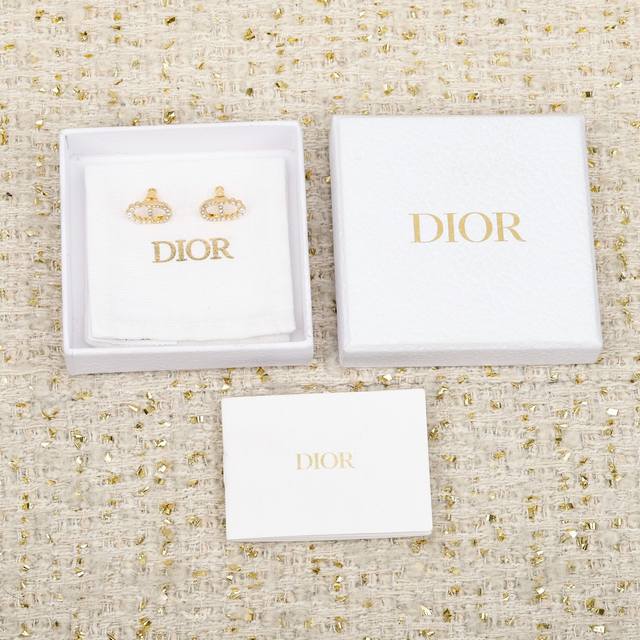 我们出品 Zp5070！量大咨询客Fu 迪奥Dor 半钻半珍珠Cd耳钉 2026早春最新款绝美系列非常经典的Cd设计超级百搭！一致Zp黄铜材质，颗颗Silver