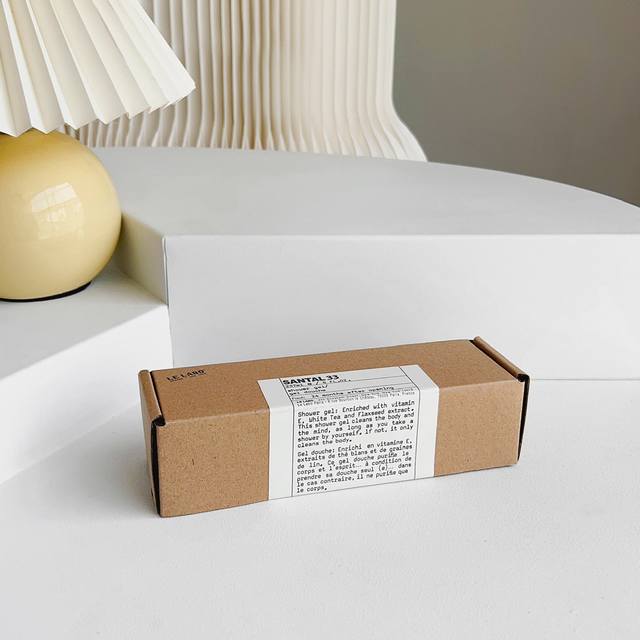 专柜品质 实验室Le Labo 白檀沐浴液 不开玩笑我等香水 等了2周 等这个沐浴液等了6周 首先说一下 Santal 33 檀香 知道Le Labo的应该都是