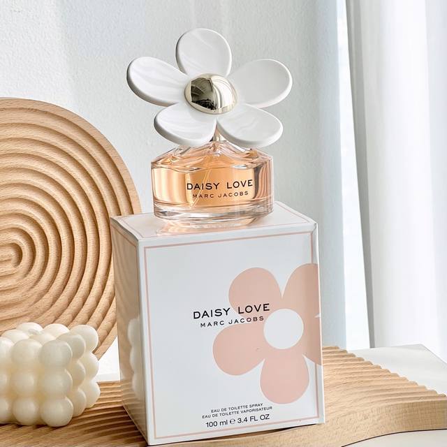 专柜品质 Marc Jacobs Daisy 粉色清新小雏菊女士挚爱淡香香水 100Ml限量版 粉色果冻般的花瓣瓶盖~少女感100%！是一款新鲜的花香，它带有水
