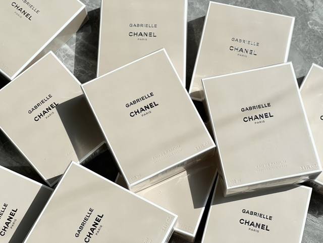 专柜品质 香奈儿 嘉柏丽尔天性香水 100Ml 纯粹的女性力量 这款瓶身设计很薄很有质感，颜值很高 。四面纤薄通透的玻璃瓶壁，令方形瓶身中的香氛仿若悬浮于空中，
