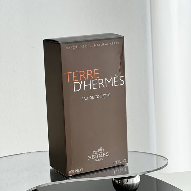 专柜品质 Hermes 爱马仕大地男士香水 Edt 100Ml 沉稳优雅！成熟豁达！特别推荐上爱马仕大地男士香水；爱马仕大地男士香水用天然材质,葡萄柚、甜椒与粉