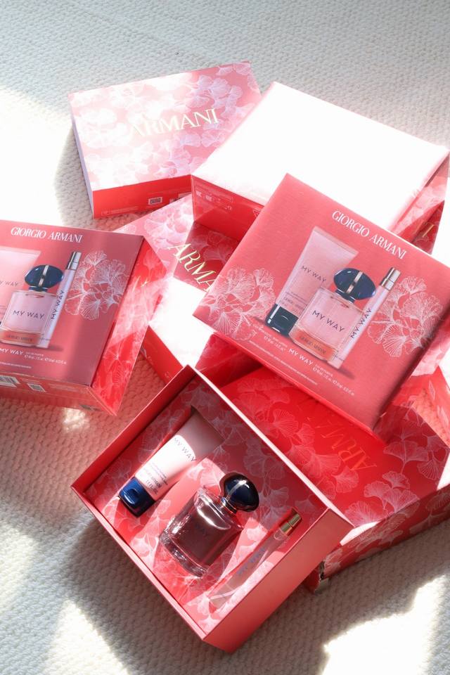 专 阿玛尼我的方式三件套！内含：身体乳50Ml，正装香水90Ml，香水小样10Ml。