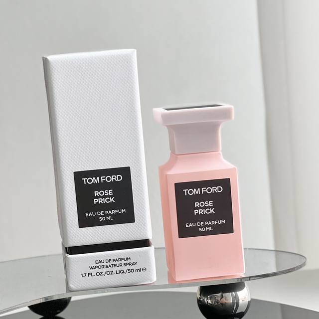 原单品质 Tf荆棘玫瑰海关货！ Tom Ford- Rose prick 一向给人高冷华丽感的Tf搭配上柔和的浅粉色，多了一份克制的可爱感，磨砂质地的瓶身真的爱