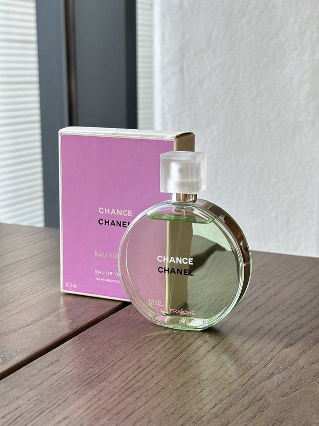 原单品质 1香奈儿绿色邂逅 香型：淡淡的清爽绿色令人嗅觉与视觉都感到舒 服，小清新的首选，轻熟却不张扬 前调 柑橘香调、白麝香 中调 茉莉、檀香、广藿香 后调