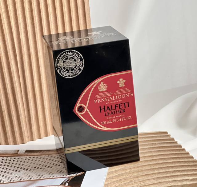 原单品质 penhaligon's Halfeti Leather 这是一款清冷木质调香，尤其是喜欢#乌木 的可以闭眼入，个人感觉比#Tf乌木沉香 更有层次感。