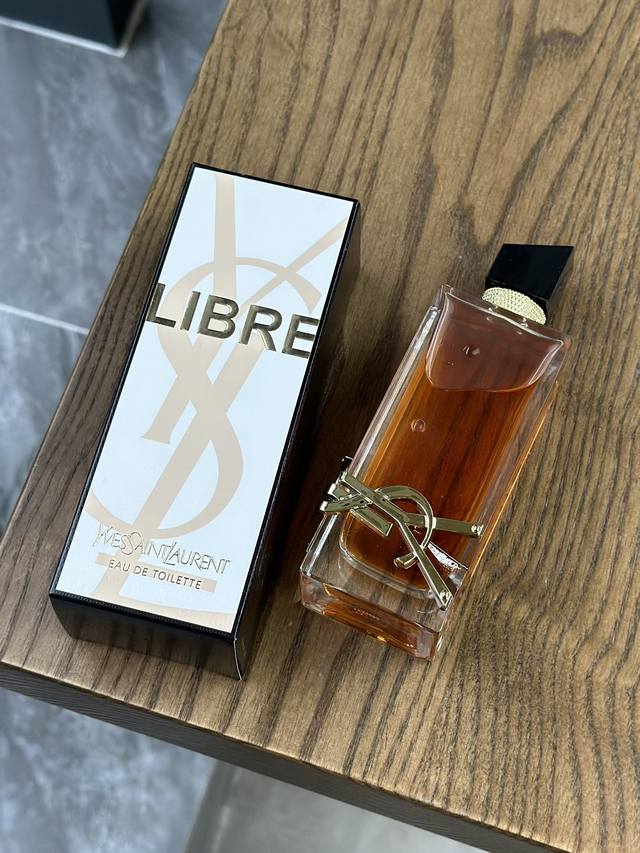 原单品质 Libre自由之水-清新版 双感馥奇花香调香水，冷暖碰撞！玫瑰裸金，纤细瓶身，澄澈通透，在馥奇花香调中全新融入茉莉与白茶，更清新更澄澈，清冽又不失温暖