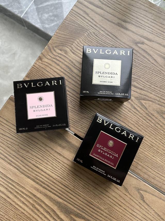 原单品质 Bvlgari 香水华美系列』高贵来袭 四款可选外表像女士修长而挺立的脖颈，高傲尊贵、所谓“茉莉开时香满枝，钿花狼藉玉参差。茗杯初歇香烟烬，此味黄昏我