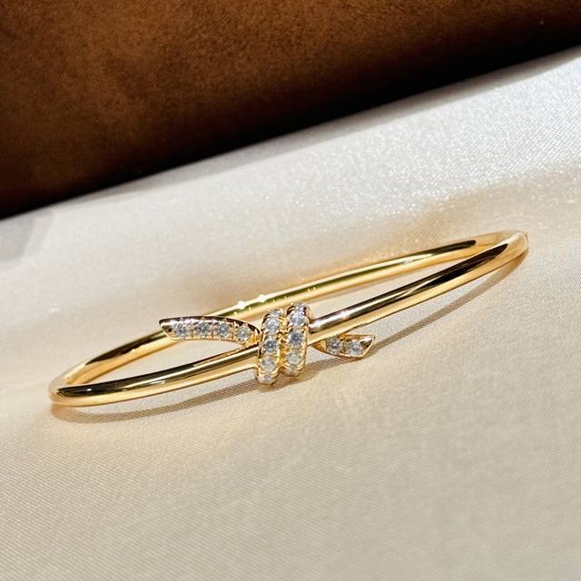 蒂芙尼 T家 新款 缘系列 半钻 打结 手镯 高端定制材质镶嵌高碳钻 以时尚别致缠绕绳结象征两人之前的特有连结 永恒不变 玫瑰金 电镀厚金 手镯p