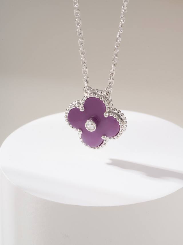 经典梵克雅宝Vca四叶草单花镶钻项链：紫罗兰石尺寸38～42Cm 电镀厚金透明树脂保护层：白金色 天然石精选贝母材质，1对1配托镶嵌无缝隙工艺，Cnc菱形扣完美