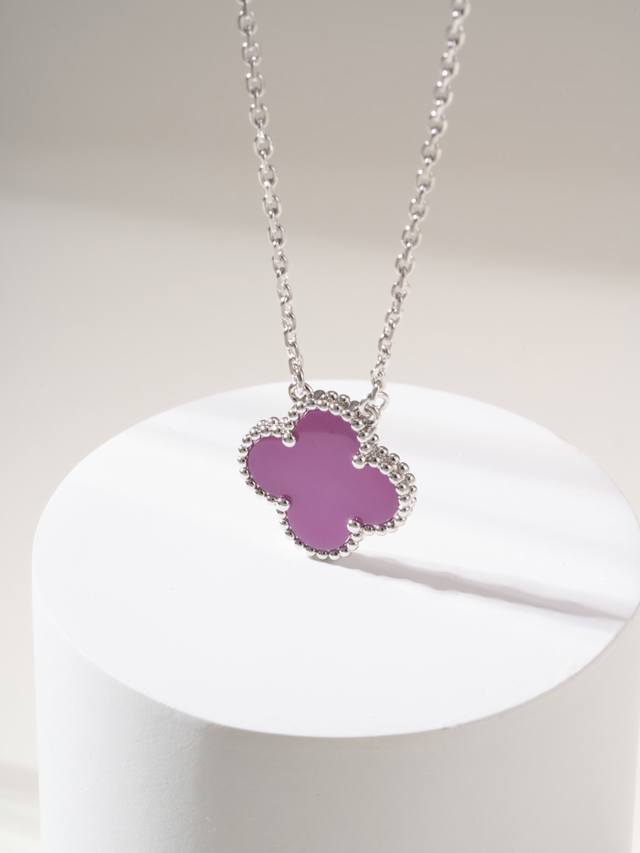 经典Vca梵克雅宝四叶草单花项链：紫罗兰石尺寸38～42Cm 电镀厚金透明树脂保护层：白金色 天然石精选贝母材质，1对1配托镶嵌无缝隙工艺，Cnc菱形扣完美还原