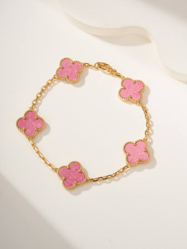 梵克雅宝Vca蔷薇石五花手链，可谓是时尚界经久不衰的经典，它承载着品牌的浪漫与奢华，每一款都在诉说着独属于自己的故事。 V金材质工艺，Zp一比一版型，不仅拥有迷