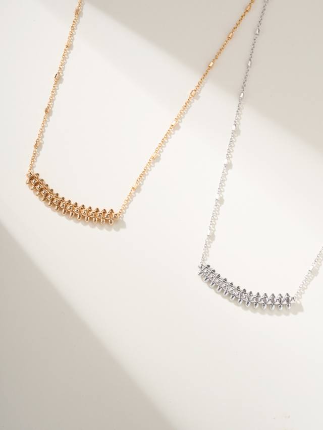 卡地亚Clash De无钻项链，是非常中性的设计,有点点张扬的设计，这个新款一出来,就移不开眼了，这个系列打破传统的几何造型,同时采用精湛复杂的珠宝工艺,仔细观