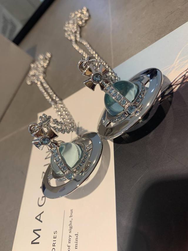 大号西太后 闭眼入准没错！纯粹王冠球是经典的象征，闪耀土星环勾勒未来波光流转间，开启一场与未来的崭新际遇！土星上边的钻是定制的水钻，而非市面上随随便便用的廉就做