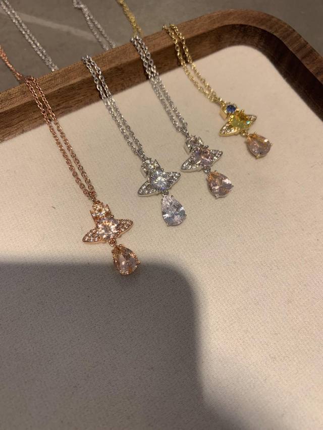 西太后 闭眼入准没错！纯粹王冠球是经典的象征，闪耀土星环勾勒未来波光流转间，开启一场与未来的崭新际遇！土星上边的钻是定制的水钻，而非市面上随随便便用的廉就做出来