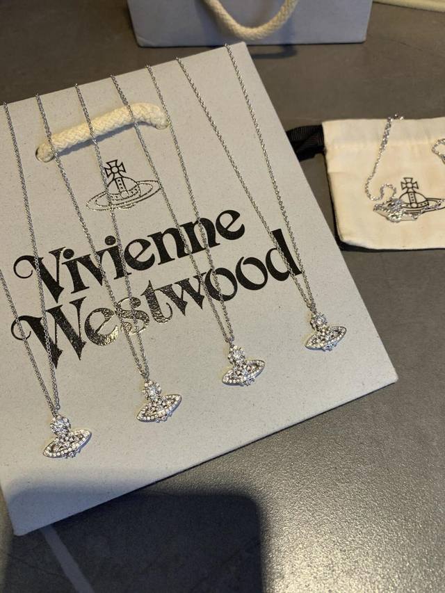 西太后 闭眼入准没错！纯粹王冠球是经典的象征，闪耀土星环勾勒未来波光流转间，开启一场与未来的崭新际遇！土星上边的钻是定制的水钻，而非市面上随随便便用的廉就做出来