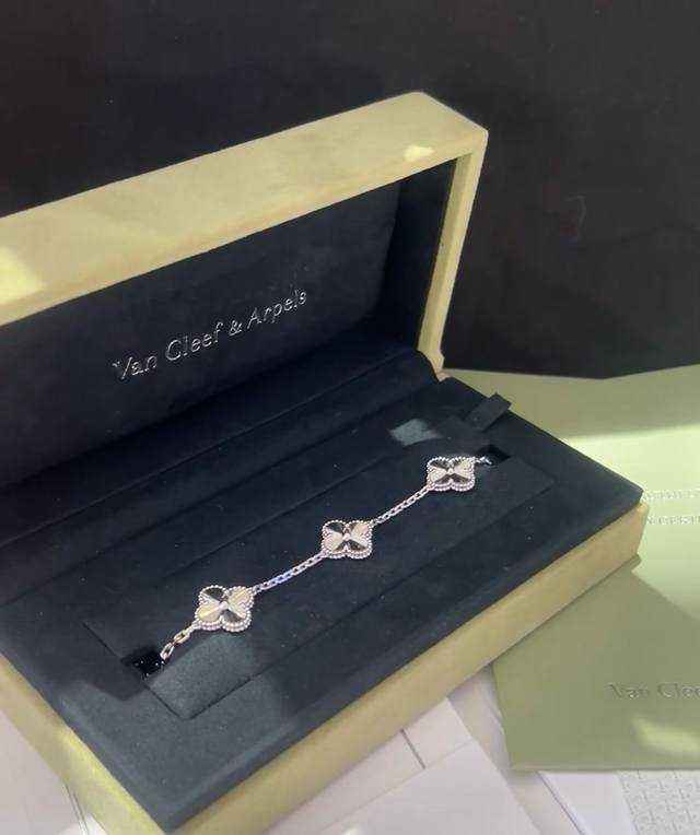 V金材质梵克雅宝Vca镭射四叶草五花手链