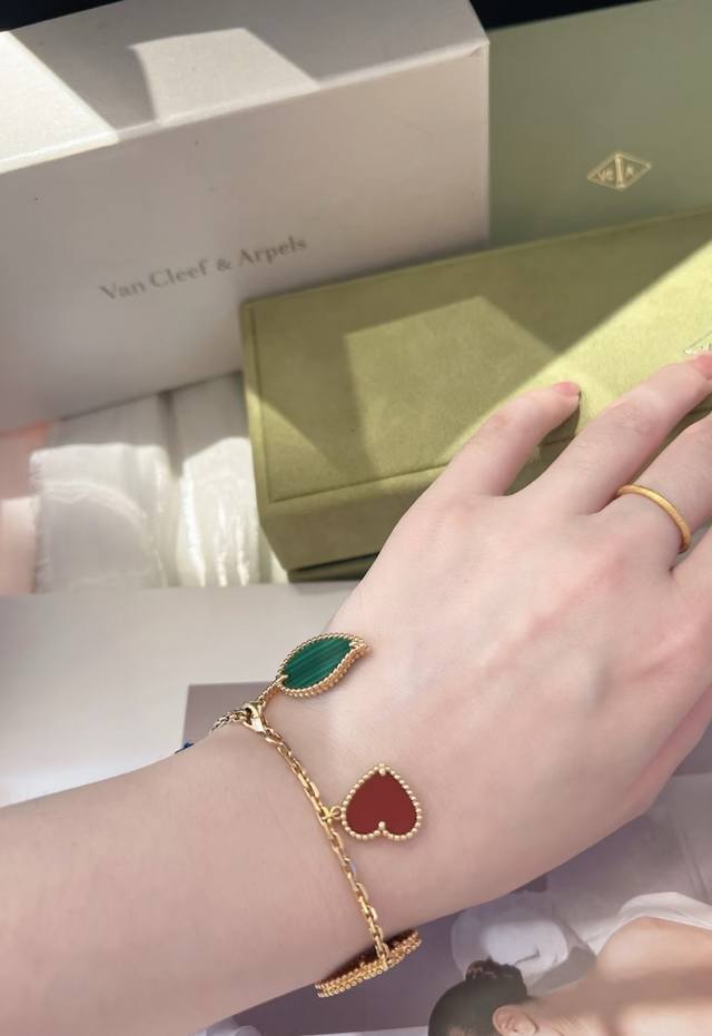 V金材质Vca梵克雅宝 Lucky手链，专柜买这款的人都在排队，买到都要看运气，因为它实在太美了，显色度超级好，华而不俗的色彩感，越显色的珠宝越显得高贵这款手链