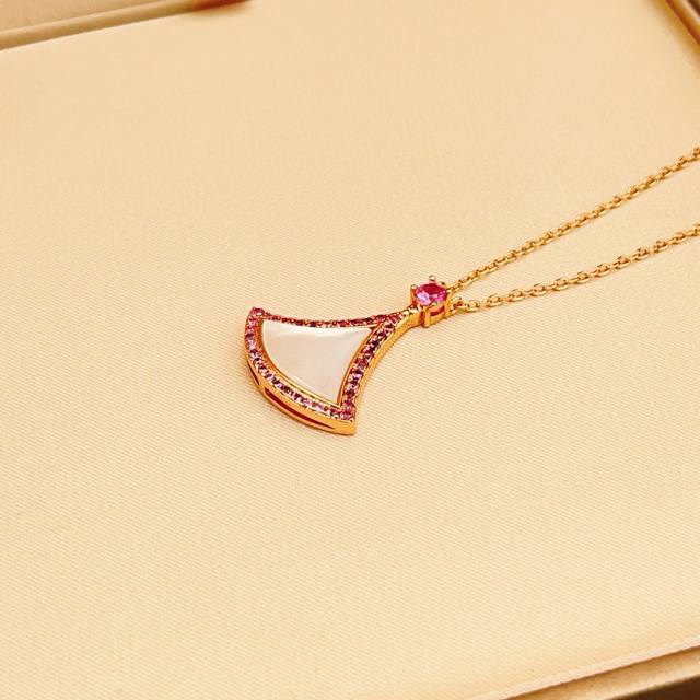 宝格丽Bvlgari最新款白色扇子紫钻玫瑰金色项链 一致Zp黄铜材质，非常的上镜设计很特别值得入手高级手工坊系列