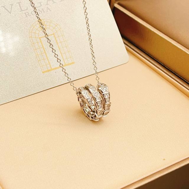 宝格丽Bvlgari最新款蛇头镶钻银色项链 一致Zp黄铜材质，非常的上镜设计很特别值得入手高级手工坊系列